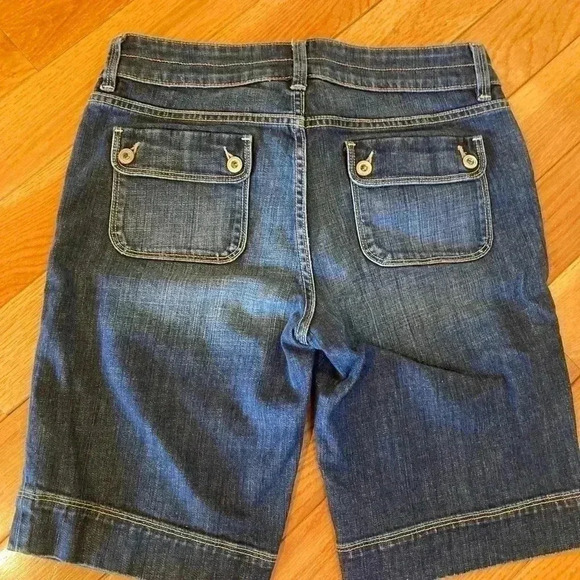 ~Banana Republic~ Classic denim shorts with stylish details - Picture 2 of 4